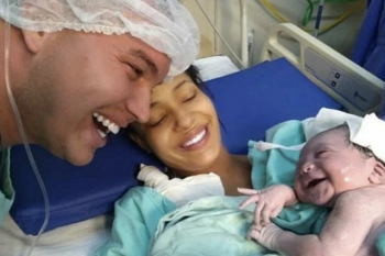 Momentul adorabil în care un bebeluș nou-născut recunoaște vocea tatălui, la prima lor întâlnire