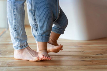Este mersul precoce periculos pentru copii? Vârsta normală la care bebelușii încep să meargă