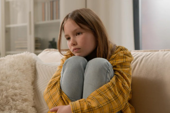 Crești fără să știi un copil anxios? Află ce greșeli parentale îl pot afecta emoțional