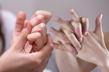 De ce simți nevoia să-ți trosnești degetele în momente de stres?