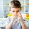 Copilului nu-i place să bea apă? Iată câteva trucuri pentru a încuraja consumul de apă