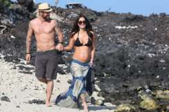 Megan Fox și-a scos burtica la bronzat