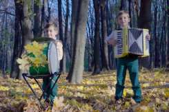 Fii lui Vasile Advahov apar într-un clip foarte frumos interpretând Hora lui bunelu’