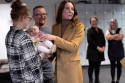 Reacția prințului William când a văzut-o pe Kate Middleton că ia în brațe un bebeluș