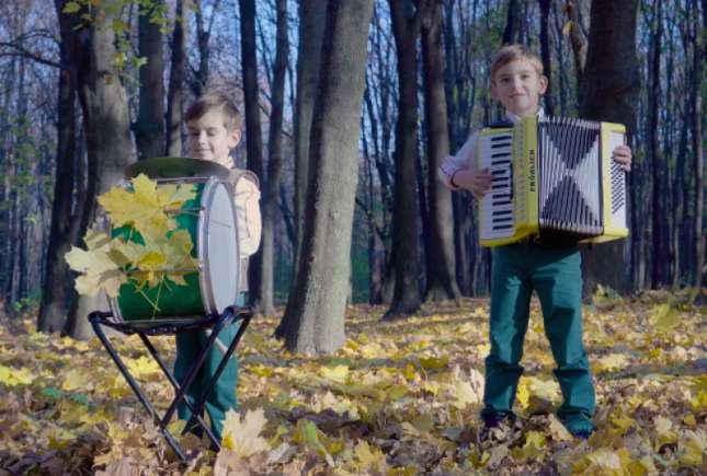 Fii lui Vasile Advahov apar într-un clip foarte frumos interpretând Hora lui bunelu’