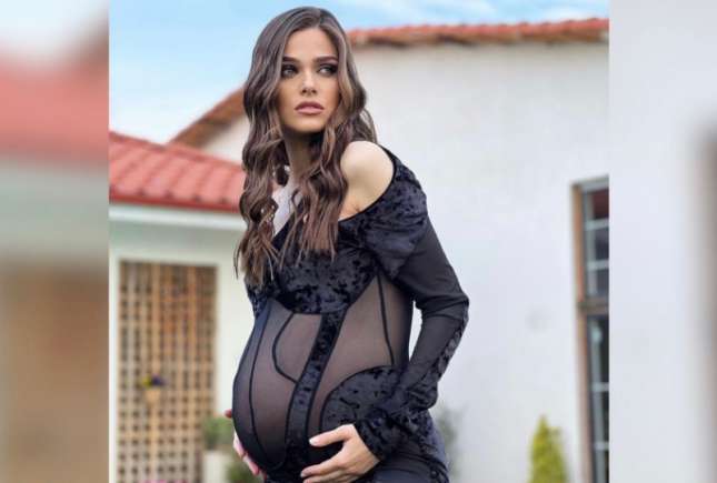 Theo Rose, pictorial îndrăzneț, cu burtica la vedere