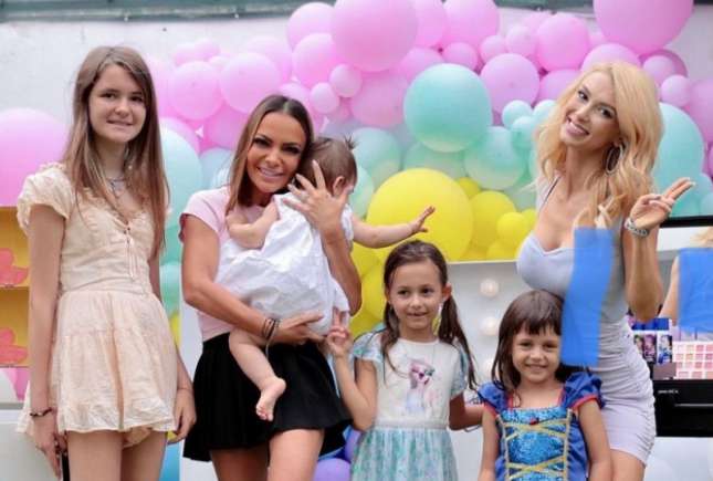 Ella, fetița cea mare a Andreei Bălan, a împlinit 7 ani. Cu această ocazie, cele două au lansat împreună piesa “Copilărie”