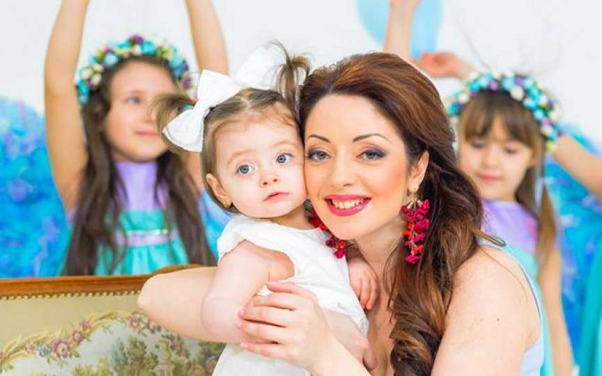 Primul videoclip al Marianei Şura alături de fetiţa sa