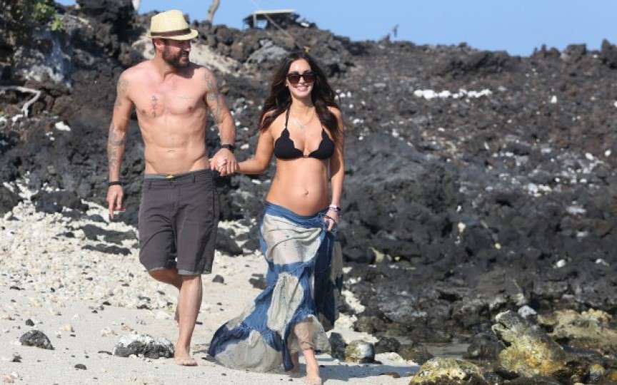 Megan Fox și-a scos burtica la bronzat
