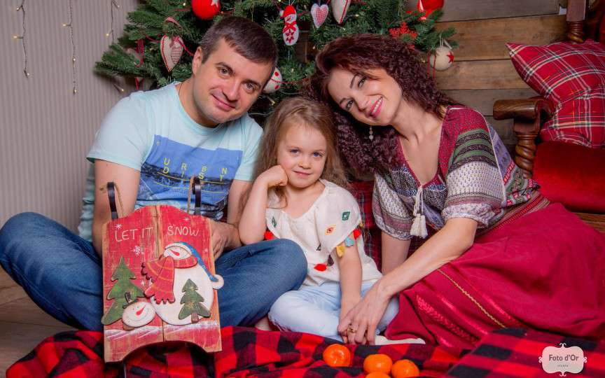 Un cuplu de artiști au împodobit bradul și așteaptă primul Revelion în casă nouă