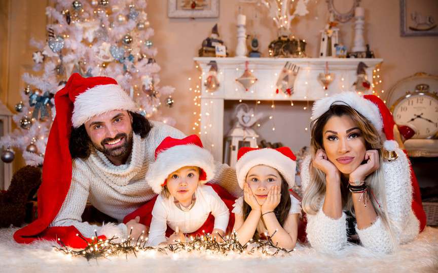 Pepe alături de familia sa într-o frumoasă ședință foto de Crăciun