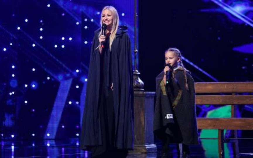 (VIDEO) Amelia Uzun și mama sa au impresionat juriul și publicul de la „Românii au talent”