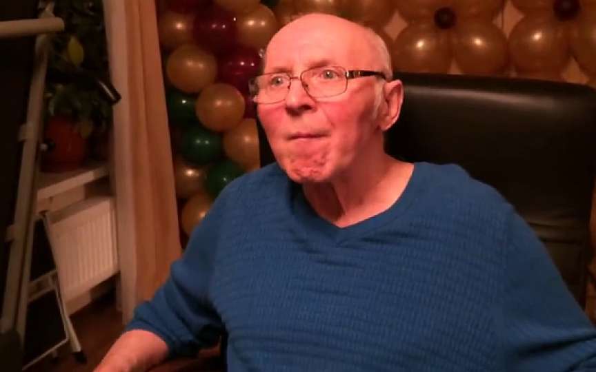 Video emoționant: Maestrul Gheorghe Urschi se bucură de bujorii înfloriți