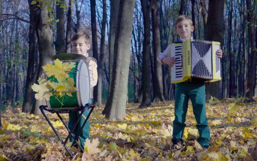 Fii lui Vasile Advahov apar într-un clip foarte frumos interpretând Hora lui bunelu’