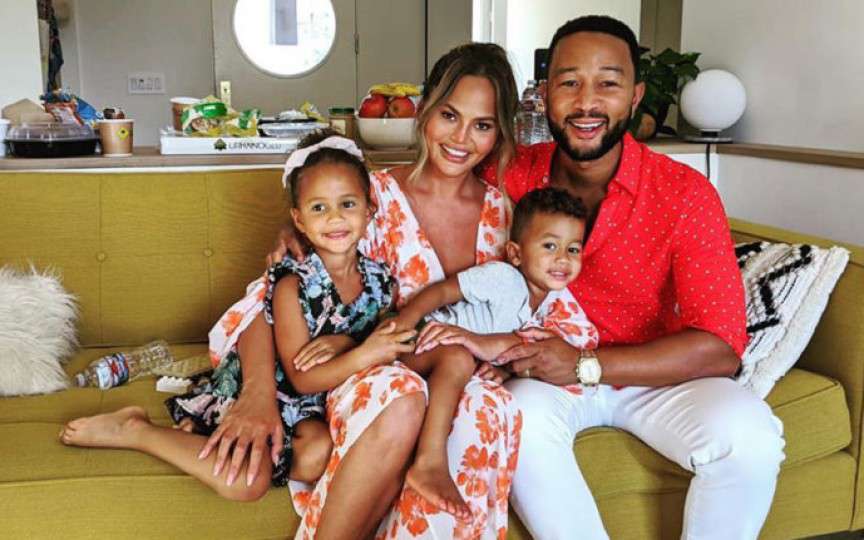 Chrissy Teigen: Nu trebuie să te simți vinovată dacă nu poți să-ți alăptezi bebelușul