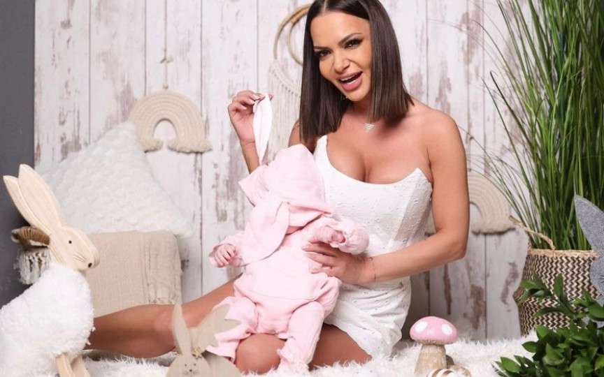 Andreea Antonescu, shooting foto cu micuța Venice Victoria: „Primul Paște din viața bebelinei mele iubite”