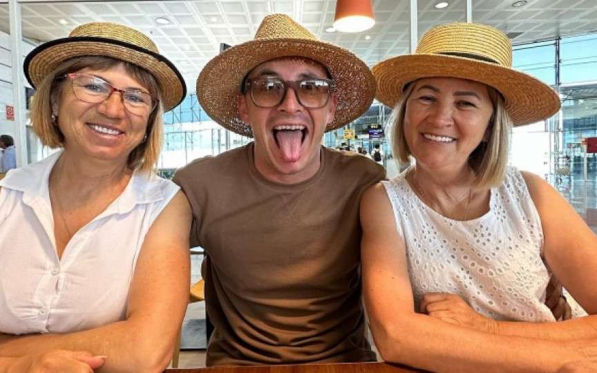 Mama lui Emilian Crețu are o activitate de succes