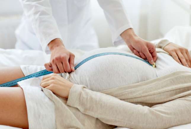 Medicii susțin că nu există niciun beneficiu pentru făt după termenul de 39 de săptămâni de sarcină