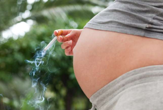 Medic pneumolog: Dacă mama fumează, încă din sarcină plămânii copilului pot fi afectați