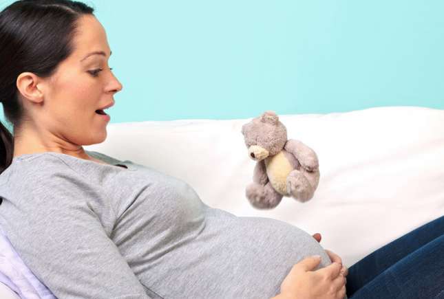 De ce bebelușii lovesc în burta mamei – Ce semnalează aceste mișcări fetale
