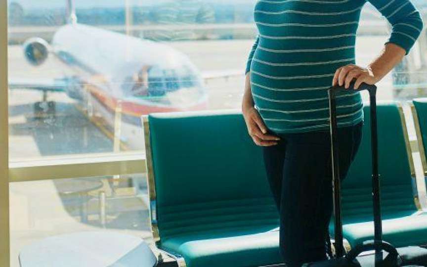 Ești însărcinată, dar vrei să călătorești cu avionul? Iată câteva reguli pe care ar trebui să le respecți