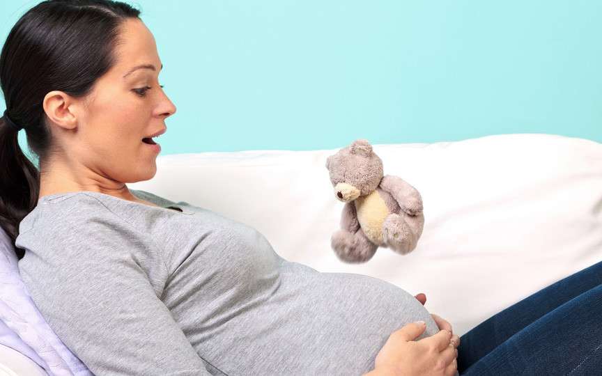 De ce bebelușii lovesc în burta mamei – Ce semnalează aceste mișcări fetale