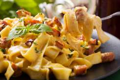 Cea mai delicioasă rețetă de tagliatelle cu ciuperci și bacon. Se prepară rapid și este ideală pentru cină