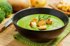 Supă-cremă de broccoli, rețetă rapidă și sănătoasă