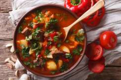 Rețetă pentru un prânz delicios și sănătos: Ciorbă de vită cu sfeclă roșie