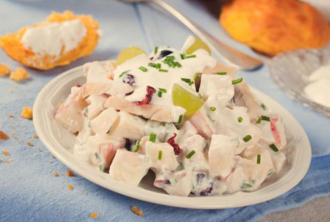 Salată de pui cu pepene galben și iaurt