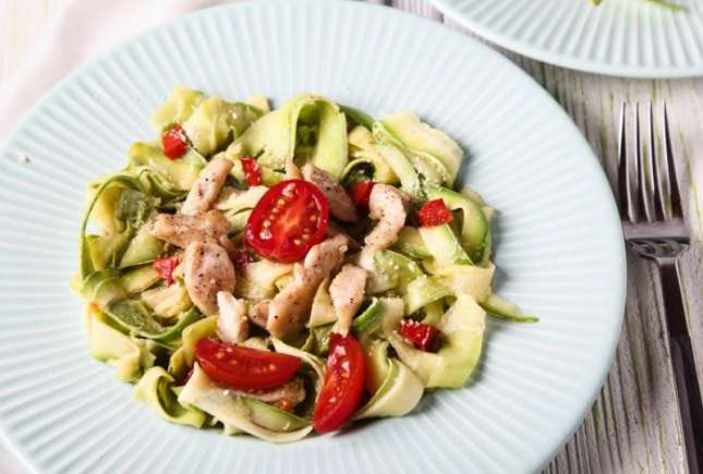 Tăieței din zucchini fit cu pui și parmezan