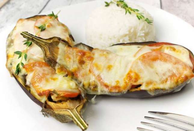 Vinete umplute cu ciuperci, roșii și mozzarella