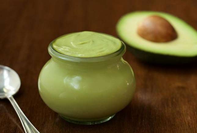 5 reţete pentru maioneză pregătită acasă cu avocado, cu usturoi copt sau cu busuioc