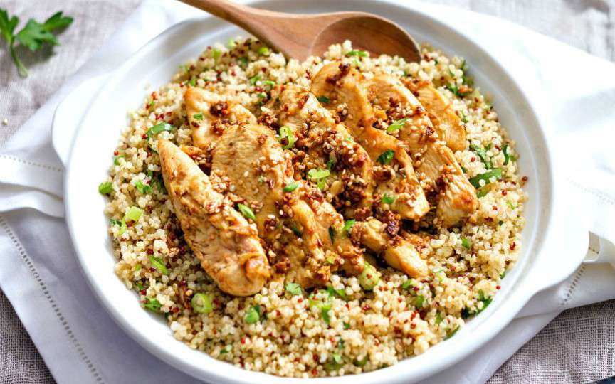 Cereală-minune: quinoa. Vă propunem o rețetă de pui cu quinoa pentru cină