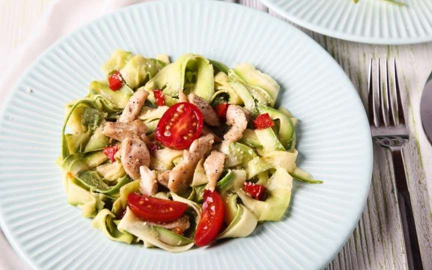 Tăieței din zucchini fit cu pui și parmezan