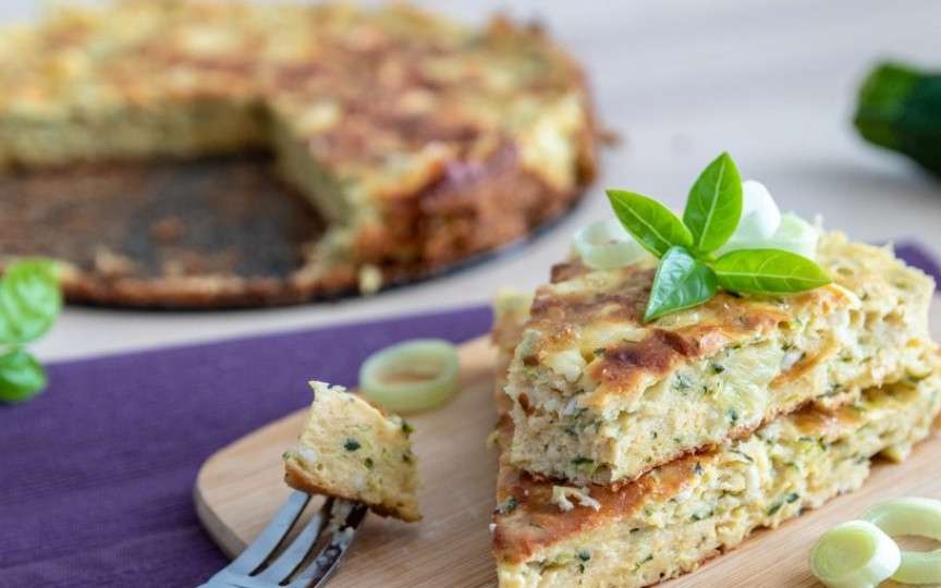 Plăcintă sărată fit cu zucchini și brânză de vaci