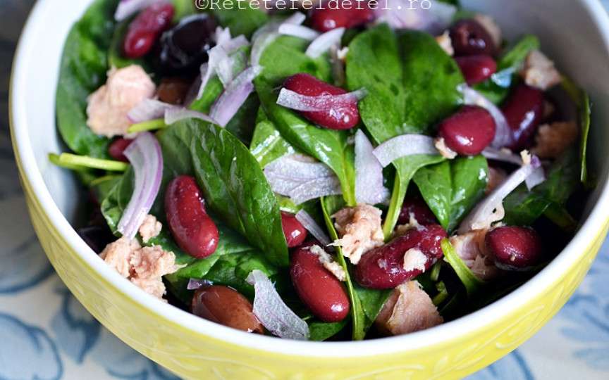 Reţetă mediteraneană rapidă. Salată cu spanac şi ton