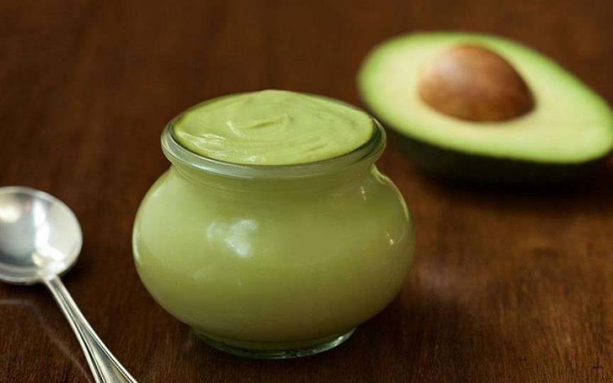5 reţete pentru maioneză pregătită acasă cu avocado, cu usturoi copt sau cu busuioc