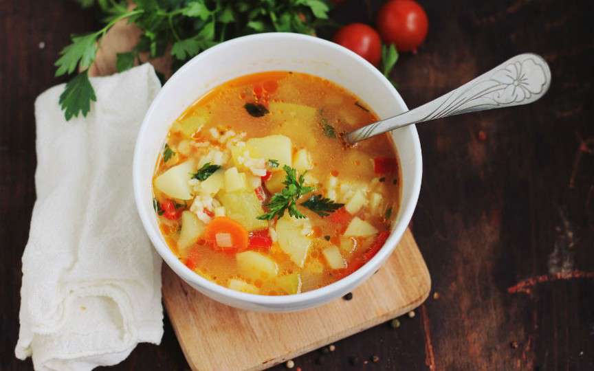 O rețetă recomandată iarna: ciorbă cu legume și orez