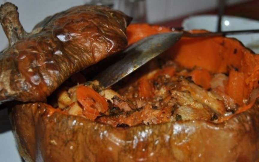 Incredibil de gustos și potrivit sezonului – pui gătit în dovleac