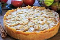 Un deliciu pentru pici: Prăjitură cu mere, alune și glazură