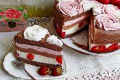 Tort cu cremă de ciocolată și căpșuni