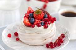 Pavlova cu fructe de pădure – un desert elegant de Revelion