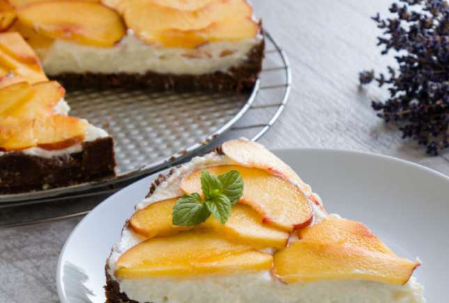 Prăjitură ideală pe caniculă, e răcoritoare și nu necesită coacere: cheescake cu piersici