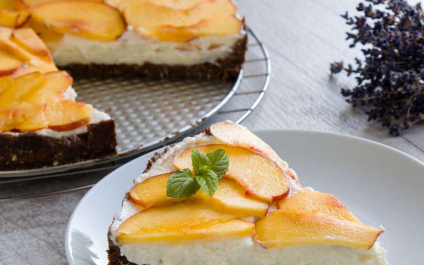 Prăjitură ideală pe caniculă, e răcoritoare și nu necesită coacere: cheescake cu piersici