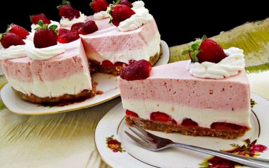 Un desert extraordinar - cheesecake cu căpșuni