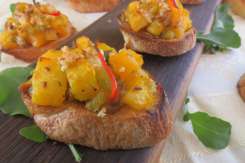 Aperitive pentru zile reci, foarte ușor de gătit - bruschetta cu dovleac şi brânză