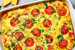 Omletă la cuptor cu legume, șuncă și brânză – un preparat sănătos și ușor de gătit