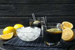 Ați știut de limonada neagră? Beneficiile limonadei cu cărbune medicinal