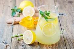 O rețetă de limonadă antiinflamatoare pentru durerile menstruale